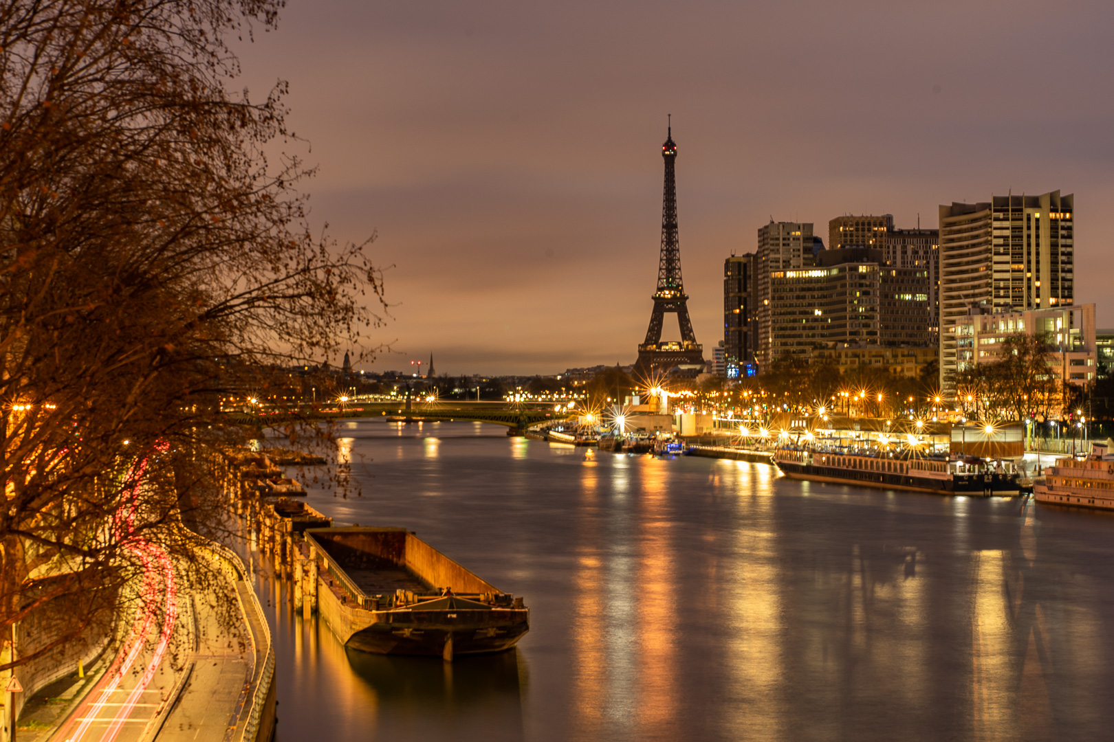 Paris, Seine de nuit. JVPHOTOS